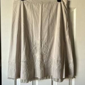 Old Navy cream colored embroidered skirt size 10
